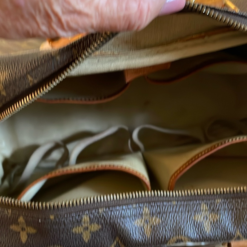 Louis Vuitton Monogram Canvas Cosmetic case - Picture 3 of 3